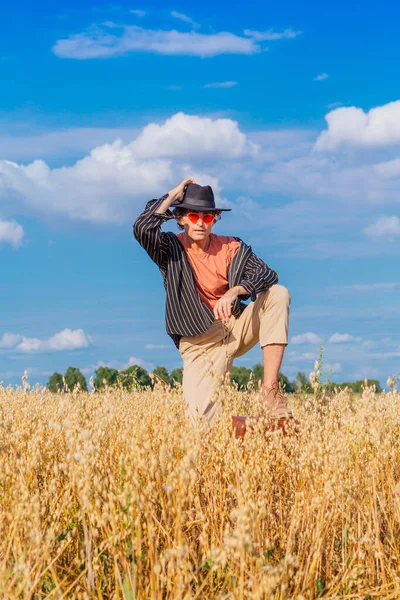 Rural Countryside Scene Homem Alto Bonito Vestido Com Uma Camisa — Fotografia de Stock