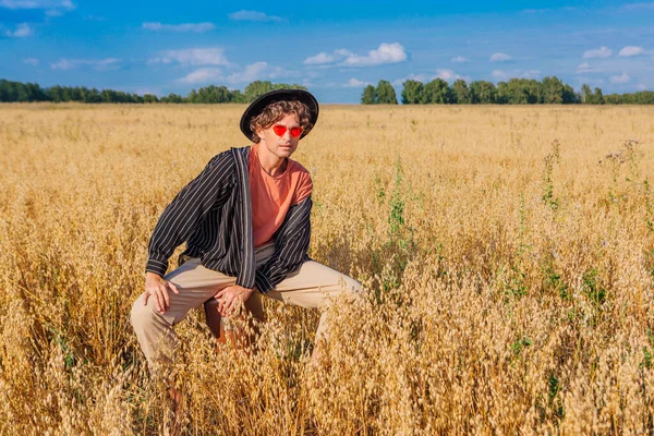 Ländliche Landschaft Großer Gutaussehender Mann Schwarzem Hemd Schwarzem Hut Und — Stockfoto