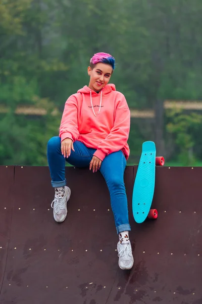 Retrato Una Jovencita Guapa Moda Con Pelo Corto Piercing Nariz —  Fotos de Stock