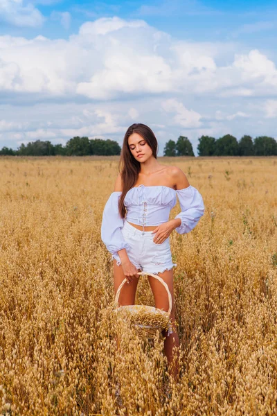 Ländliche Landschaft Junge Schöne Frau Mit Langen Haaren Weiß Gekleidet — Stockfoto