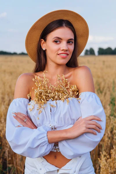 Rural Countryside Scene Retrato Moda Uma Jovem Mulher Bonita Com — Fotografia de Stock