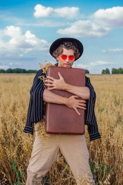 Rural Countryside Scene Alto Homem Bonito Vestido Com Uma Camisa — Fotografia de Stock