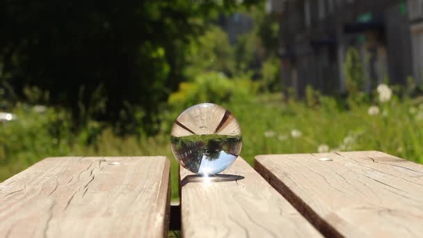 태양 광선 은원 형 렌즈를 통해 나무판을 태운다 — 비디오