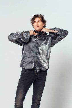 Beyaz arka planda, boynunda kemer olan acımasız yakışıklı bir adam. Bdsm konsepti. Cinsel fetişizm.