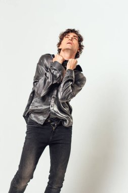 Beyaz arka planda, boynunda kemer olan acımasız yakışıklı bir adam. Bdsm konsepti. Cinsel fetişizm.