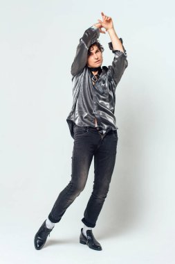 Beyaz arka planda, boynunda kemer olan acımasız yakışıklı bir adam. Bdsm konsepti. Cinsel fetişizm.