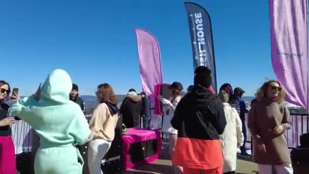 Sheregesh, Kemerovo region, Russia - April 03, 2021: Young skiers, snowboarders party in Sheregesh ski resort. People dancing and having fun — Stock Video