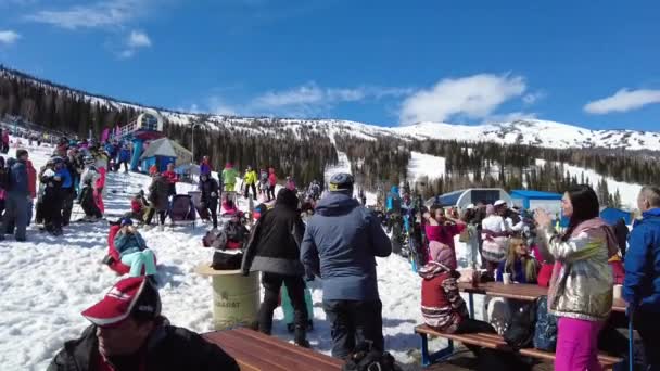 Sheregesh, Kemerovo region, Ryssland - April 03, 2021: Unga skidåkare, snowboardåkare fest i Sheregesh skidort. Folk dansar och har roligt — Stockvideo