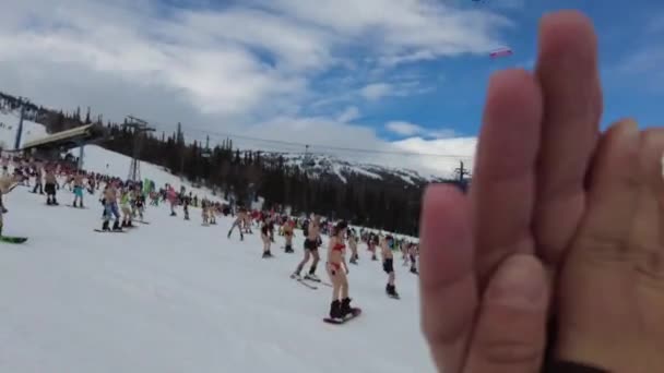 Scheregesch, Region Kemerowo, Russland - 17. April 2021: Grelka Fest ist eine Sport- und Unterhaltungsaktivität für Ski- und Snowboardfahrer im Bikini. Menschenmenge auf Snowboard und Bergski — Stockvideo