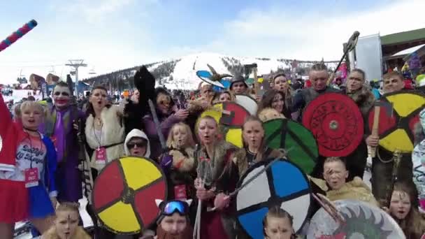 Sheregesh, περιφέρεια Kemerovo, Ρωσία - 03 Απριλίου 2021: Φεστιβάλ Grelka στο Sheregesh. Άνθρωποι με στολές καρναβαλιού στην πλαγιά του χιονιού. — Αρχείο Βίντεο