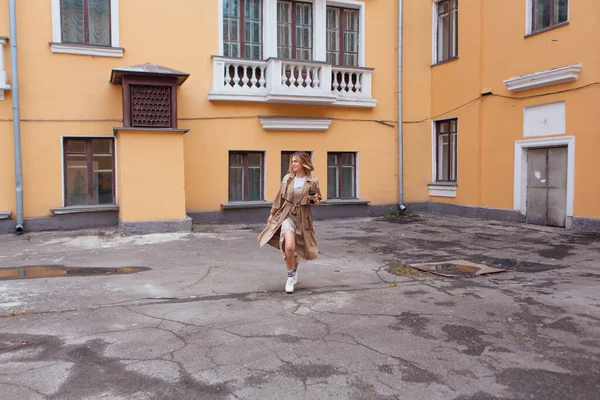 Jeune Femme Millénaire Souriante Aux Cheveux Sauvages Vêtue Manteau Automne — Photo