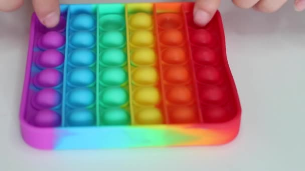 Händerna Leker Med Antistress Pop Den Leksak Rainbow Sensoriska Fidget — Stockvideo