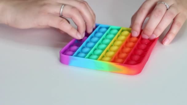 Hände Spielen Mit Antistress Pop Spielzeug Regenbogen Sensorische Fidget Isoliert — Stockvideo