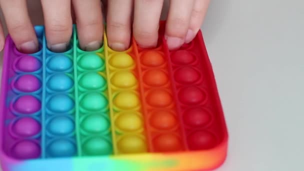 Las Manos Juegan Con Antiestrés Pop Toy Arco Iris Nerviosismo — Vídeos de Stock