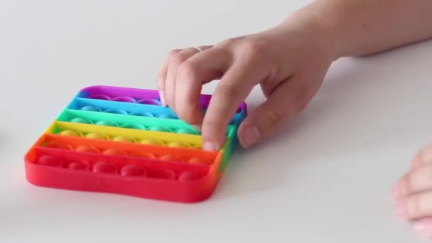 Handen Spelen Met Antistress Pop Het Speelgoed Regenboog Zintuiglijke Fidget — Stockvideo