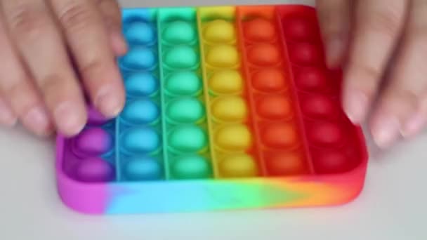 Mani Giocano Con Antistress Pop Esso Giocattolo Fiuto Sensoriale Arcobaleno — Video Stock