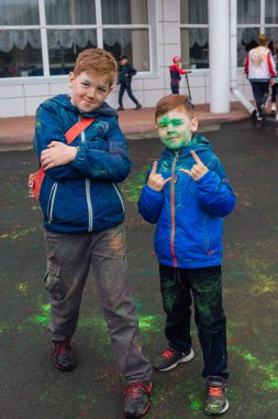 Novokuznetsk, Kemerovo bölgesi, Rusya - Haziran 05, 2021:: Holi tozuyla boyanmış çocuklar açık havada eğleniyorlar.