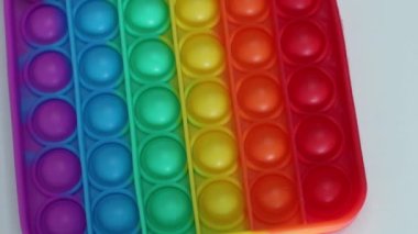 Stres önleyici oyuncakla oynayan bir kadının elleri..