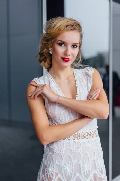 Giovane Bella Sposa Bionda Abito Sposa Bianco Trucco Luminoso Piedi — Foto Stock