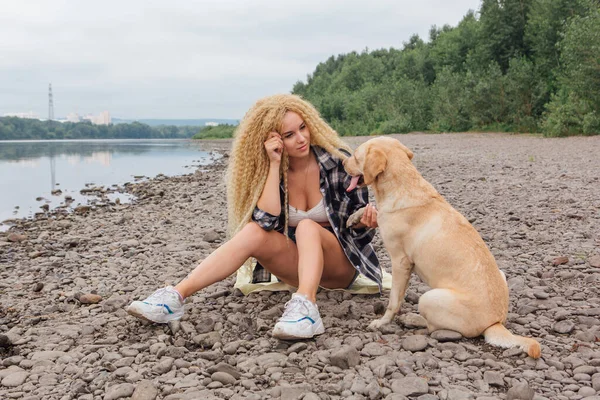 Junge Schöne Frau Mit Blonden Locken Sitzt Mit Ihrem Labrador — Stockfoto