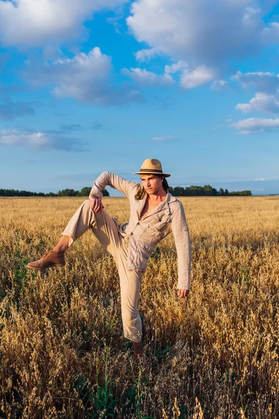 Campo Rural Alto Homem Bonito Vestido Com Terno Linho Grosso — Fotografia de Stock