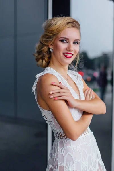 Ung Vacker Blond Brud Vit Bröllopsklänning Och Ljusa Make Stående — Stockfoto