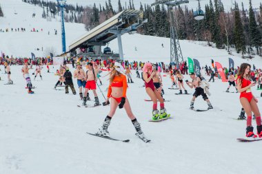 Sheregesh, Kemerovo bölgesi, Rusya - 17 Nisan 2021: Grelka Festivali, kayak ve snowboard sporcuları için bir spor ve eğlence etkinliğidir. Snowboard ve dağ kayağı yapan bir sürü insan.