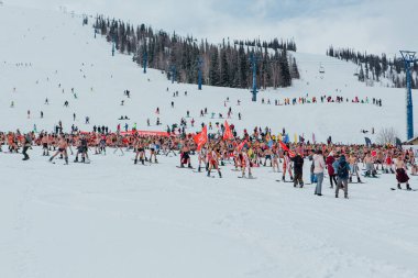 Sheregesh, Kemerovo bölgesi, Rusya - 17 Nisan 2021: Grelka Festivali, kayak ve snowboard sporcuları için bir spor ve eğlence etkinliğidir. Snowboard ve dağ kayağı yapan bir sürü insan.