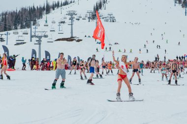 Sheregesh, Kemerovo bölgesi, Rusya - 17 Nisan 2021: Grelka Festivali, kayak ve snowboard sporcuları için bir spor ve eğlence etkinliğidir. Snowboard ve dağ kayağı yapan bir sürü insan.