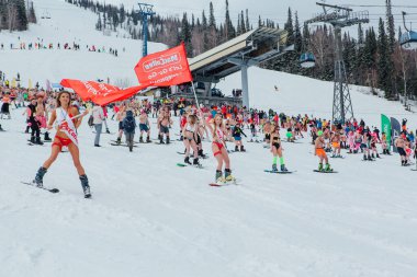 Sheregesh, Kemerovo bölgesi, Rusya - 17 Nisan 2021: Grelka Festivali, kayak ve snowboard sporcuları için bir spor ve eğlence etkinliğidir. Snowboard ve dağ kayağı yapan bir sürü insan.