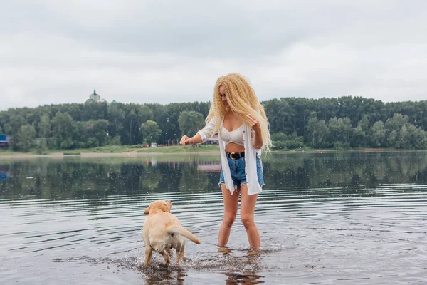 Jong Mooi Vrouw Met Blond Krullend Haar Spelen Met Haar — Stockfoto