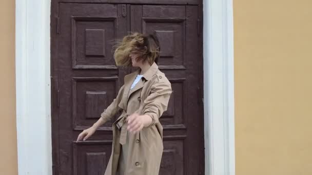 Mladá Usmívající Tisíciletá Žena Oblečená Podzimním Kabátě Tančící Třesoucí Vlasy — Stock video