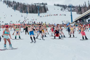Sheregesh, Kemerovo bölgesi, Rusya - 17 Nisan 2021: Grelka Festivali, kayak ve snowboard sporcuları için bir spor ve eğlence etkinliğidir. Snowboard ve dağ kayağı yapan bir sürü insan.