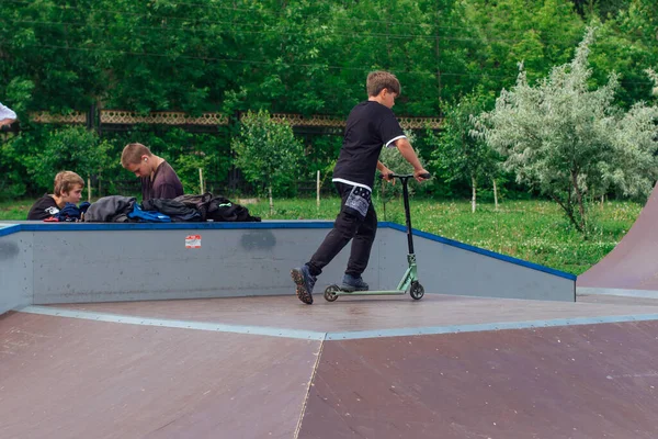 Novokuznetsk Rusland Juli 2021 Een Groep Jongens Rijdt Een Scooter — Stockfoto