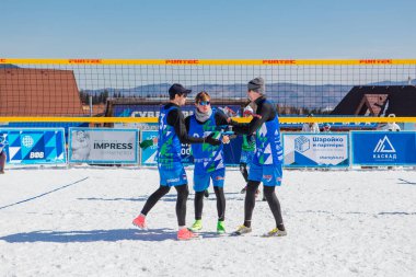 Sheregesh, Rusya Federasyonu - 2 Nisan 2021: Rusya voleybol şampiyonasının son turnuvası. Takımlar 3x3 formatında tek bir yedek ile yarışıyorlar