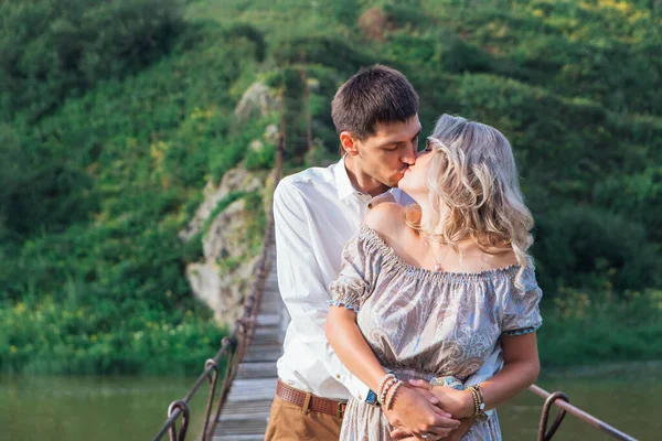 Bonito Casal Romântico Jovem Abraçando Beijando Ponte Suspensa Acima Rio — Fotografia de Stock