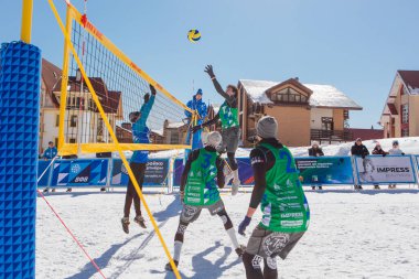 Sheregesh, Rusya Federasyonu - 2 Nisan 2021: Rusya voleybol şampiyonasının son turnuvası. Takımlar 3x3 formatında tek bir yedek ile yarışıyorlar