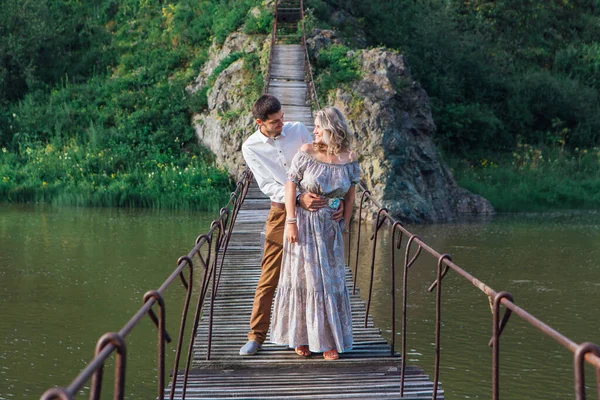 Piękna Młoda Romantyczna Para Stojąca Przytulająca Się Moście Nad Rzeką — Zdjęcie stockowe