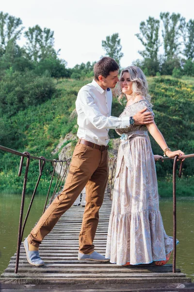 Piękna Młoda Romantyczna Para Przytula Się Całuje Moście Wiszącym Nad — Zdjęcie stockowe