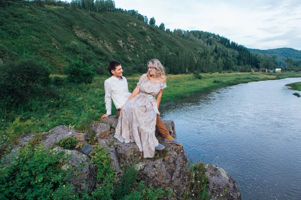 Piękna Romantyczna Niekochana Para Siedząca Skałach Nad Rzeką Przestrzeń Kopiowania — Zdjęcie stockowe
