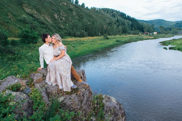 Piękna Romantyczna Niekochana Para Siedząca Skałach Nad Rzeką Przestrzeń Kopiowania — Zdjęcie stockowe