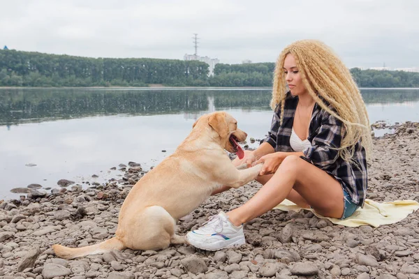 Jovem Mulher Bonita Com Cabelo Encaracolado Loiro Sentado Com Seu — Fotografia de Stock