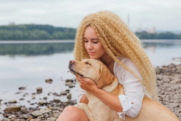 Jeune Belle Femme Aux Cheveux Bouclés Blonds Étreignant Avec Son — Photo