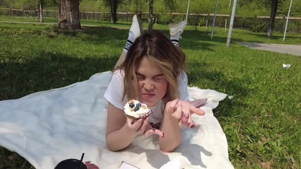 Joven Mujer Romántica Acostada Sobre Hierba Parque Disfrutando Sabrosa Torta — Vídeos de Stock
