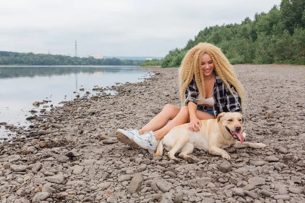 Młoda Piękna Kobieta Blond Kręconymi Włosami Siedząca Swoim Psem Labradorem — Zdjęcie stockowe