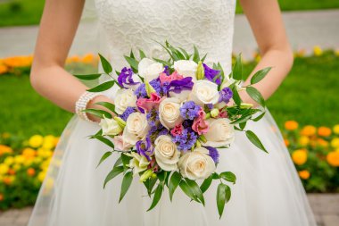 Gelin düğün buketi tutuyor.