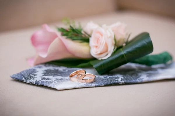 Anillos de boda en la corbata del novio —  Fotos de Stock