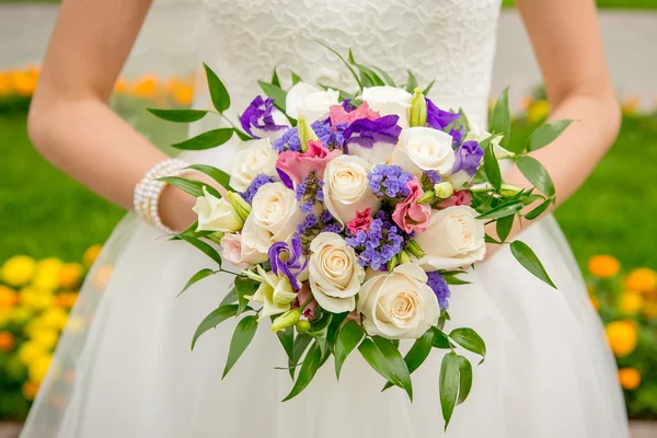 Bride holding wedding bouquet — Stock Photo, Image