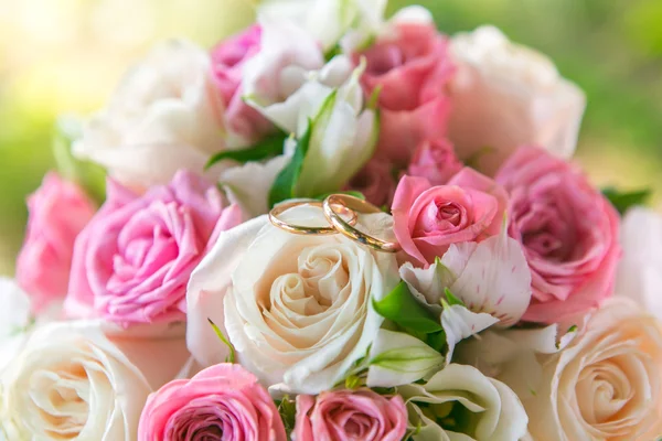 Beautiful wedding bouquet and rings — Stock Photo, Image