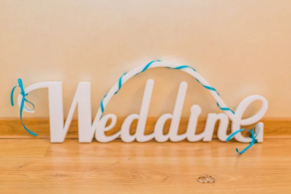Palabra de boda, letras blancas y anillos de boda . — Foto de Stock